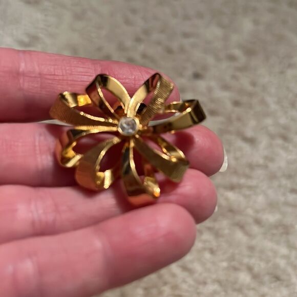 Faux gold brooch with matching earrings. - Picture 3 of 5